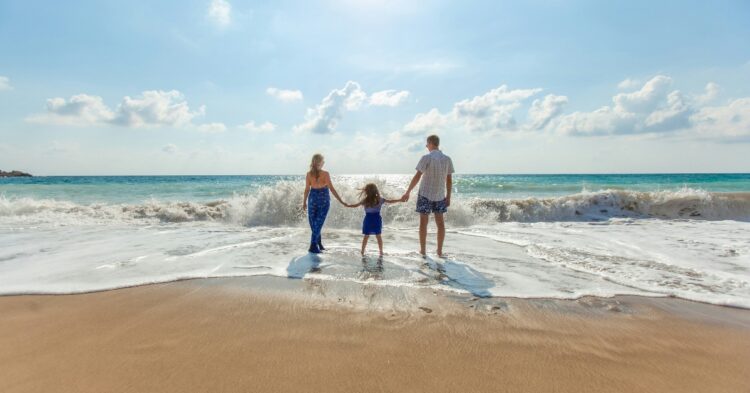 Family at the beach (Unspalsh | Natalya Zaritskaya)
