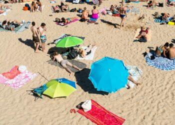 People on the beach (Unsplash | Etienne Girardet)