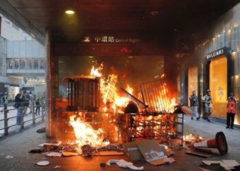 Flaming subway in Hong Kong (Reddit | fapling123)