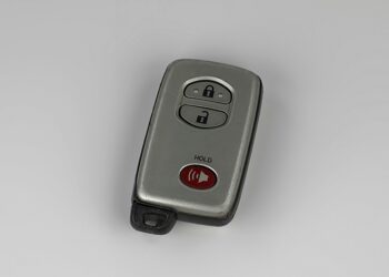 Car Key Fob (Unsplash | Barry A)