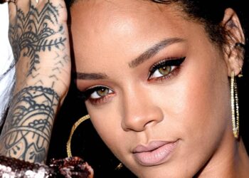 Rihanna showing her 
