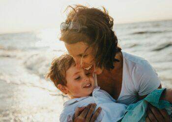 Mother and kid at the beach (Unsplash | mxcaptures)