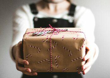 Gift box (Unsplash | Kira auf der Heide)