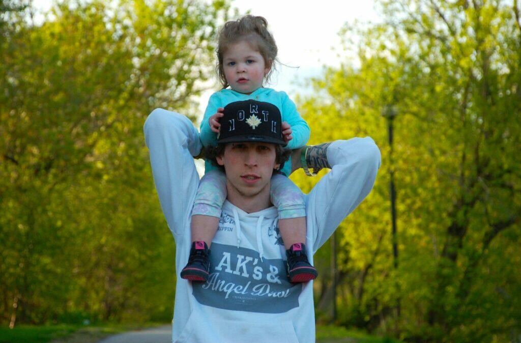 Girl and dad (Unsplash | Chelsey Faucher)