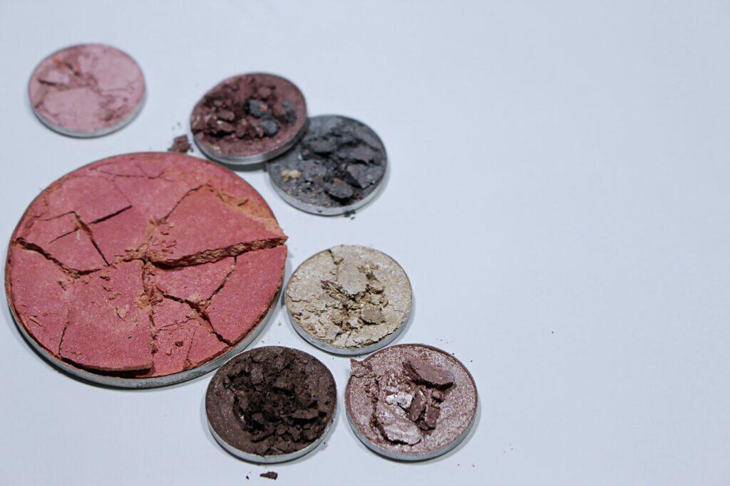 Powdered makeup (Unsplash | melanfolia)