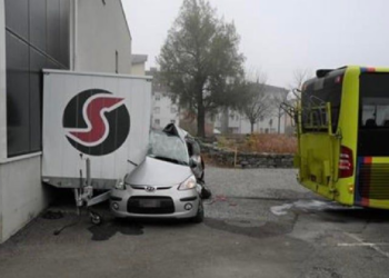 https://www.reddit.com/r/Wellthatsucks/comments/qv6b3k/apparently_the_bus_driver_didnt_notice_he_was/