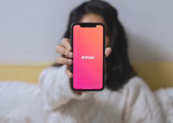 Wife finds husband cheating on her on Tinder