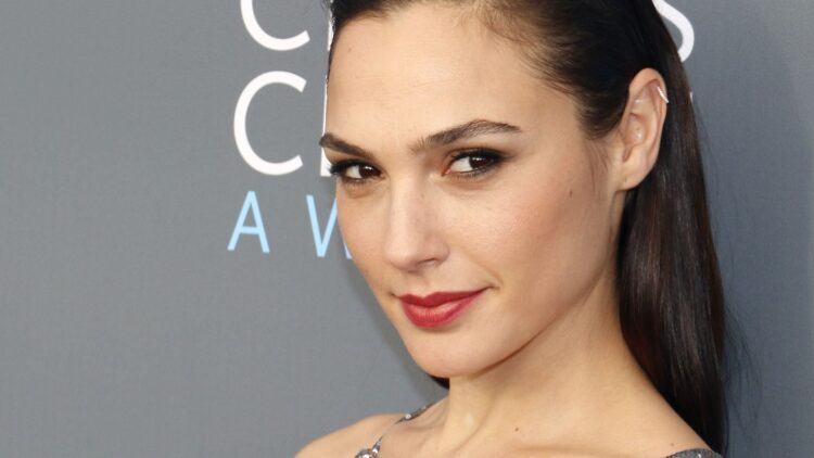 gal gadot see through green dress Stuns In Extremely Revealing See-Through – Diply check0910