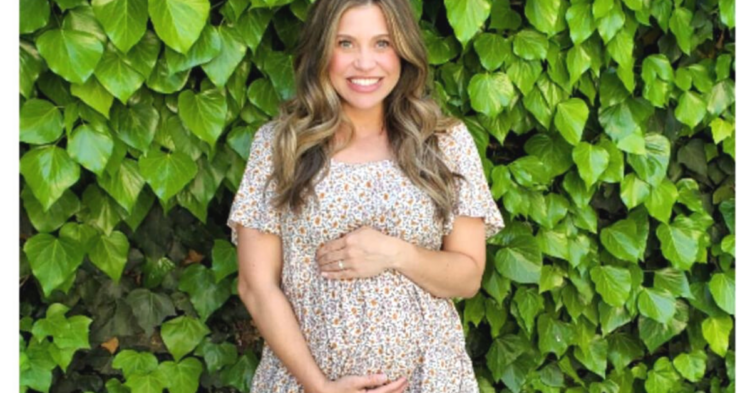 Instagram @daniellefishel