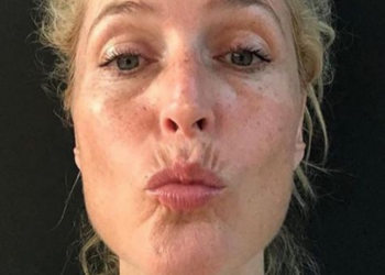 Instagram | @gillianaanderson