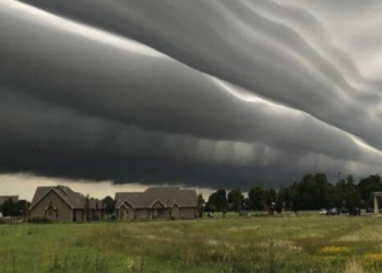 Cloud phenomenon where it looks like lines in the sky (Reddit | 5_Frog_Margin)