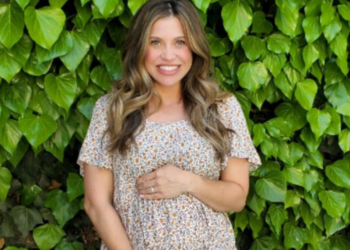 Instagram @daniellefishel