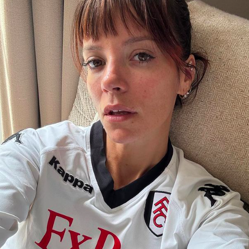 Lily Allen poses for selfie via Instagram