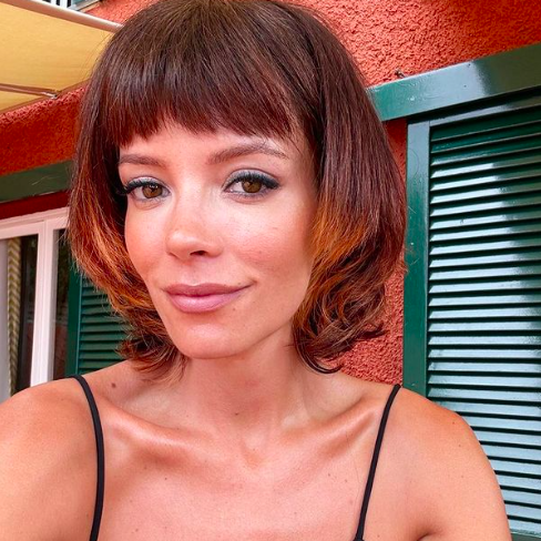 Lily Allen poses for selfie via Instagram
