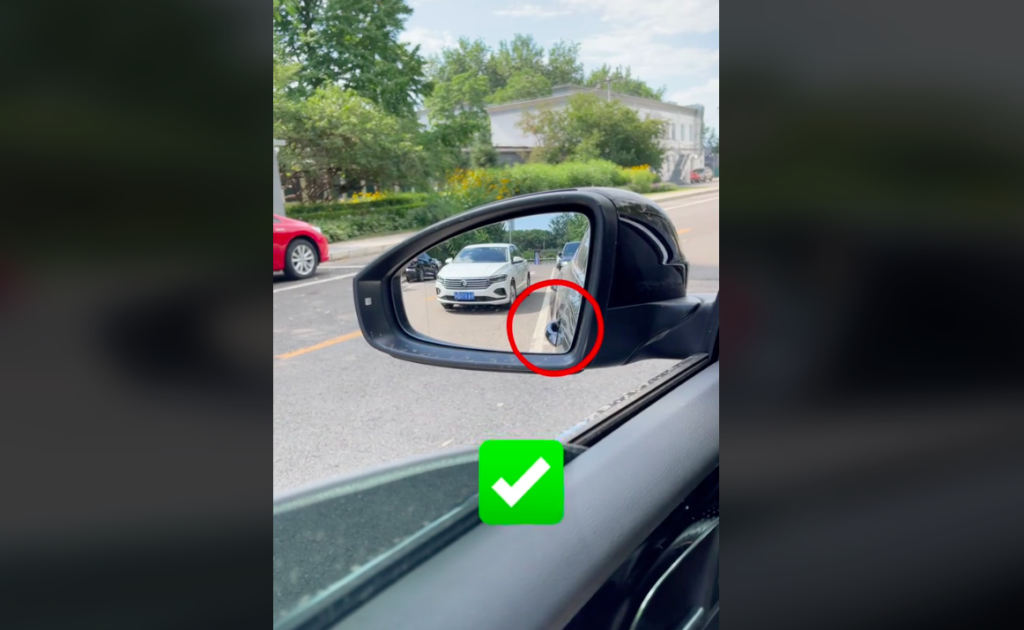 A screenshot showing adjustable rearview mirrors on a car.