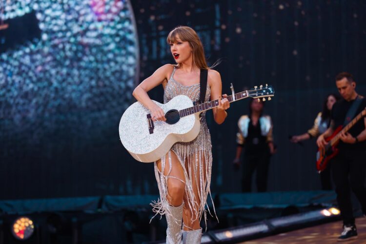 Taylor Swift holding guitar
