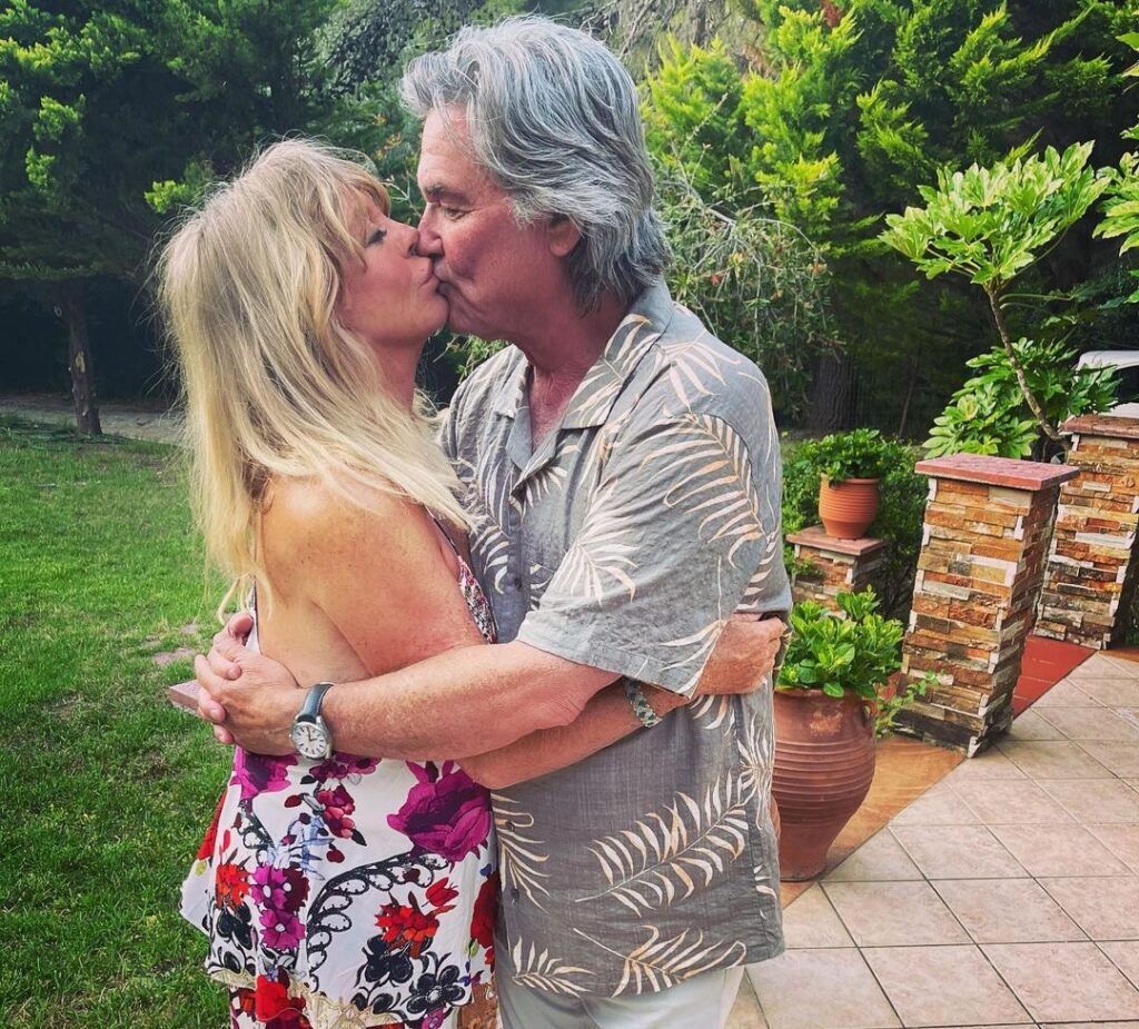 Goldie Hawn and Kurt Russel kissing