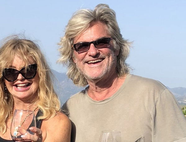 Goldie Hawn and Kurt Russel with wine glasses
