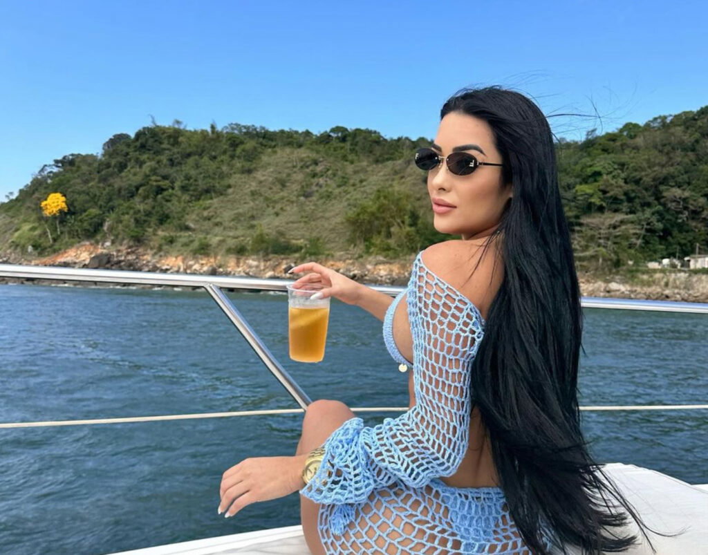 Influencer Aline Tamara Moreira de Amorim on a yacht the day of the accident
