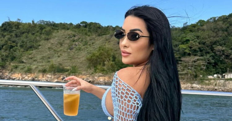 Influencer Aline Tamara Moreira de Amorim on a boat