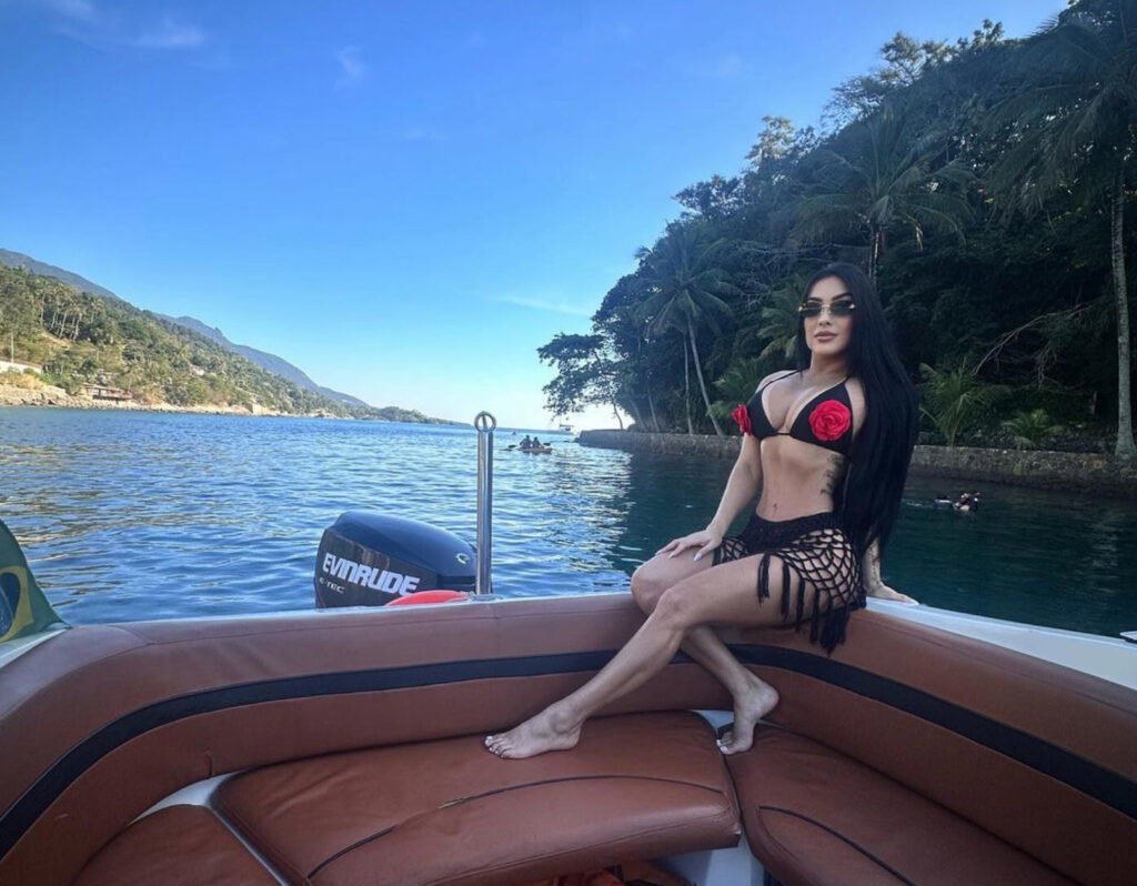 Influencer Aline Tamara Moreira de Amorim on a boat