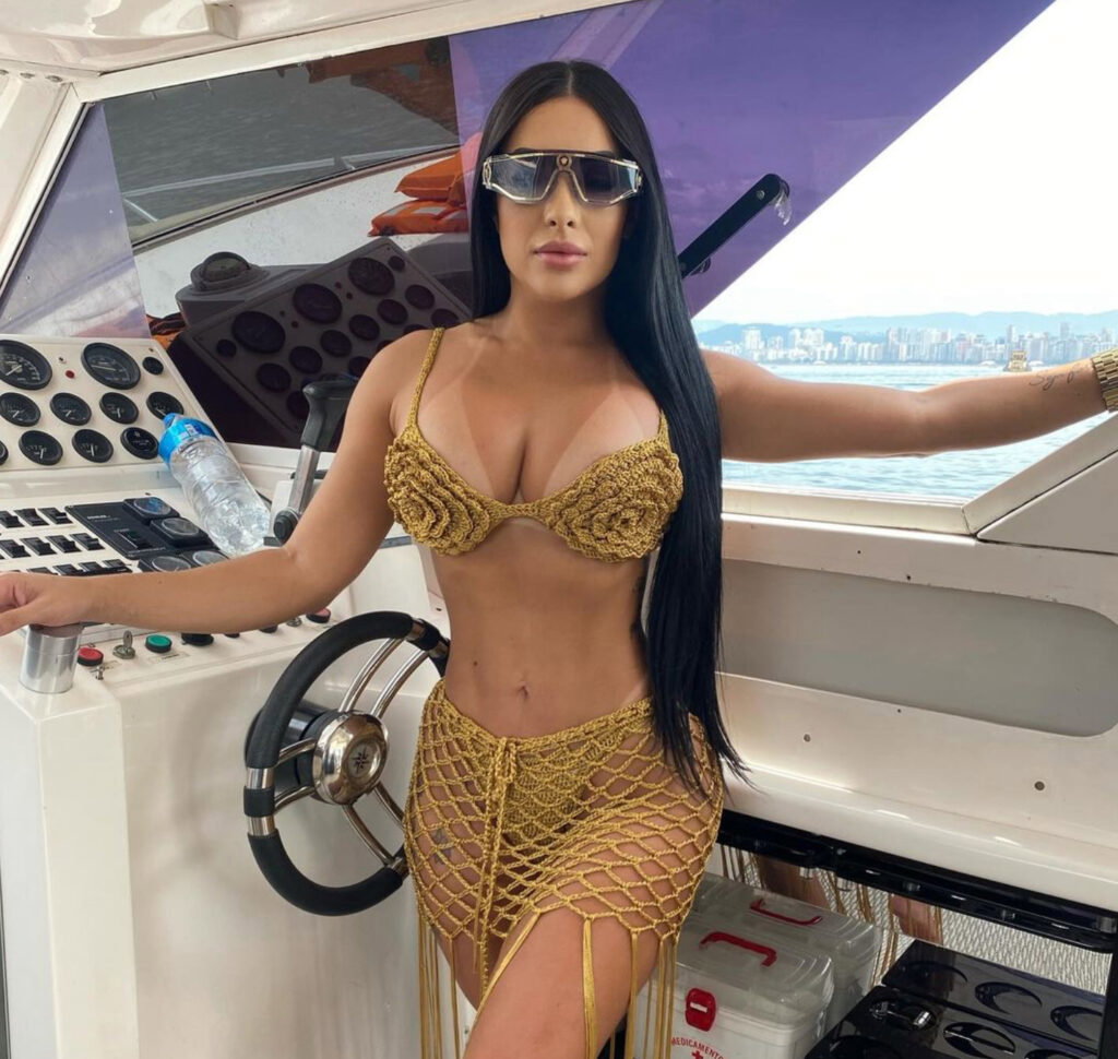 Influencer Aline Tamara Moreira de Amorim on a boat