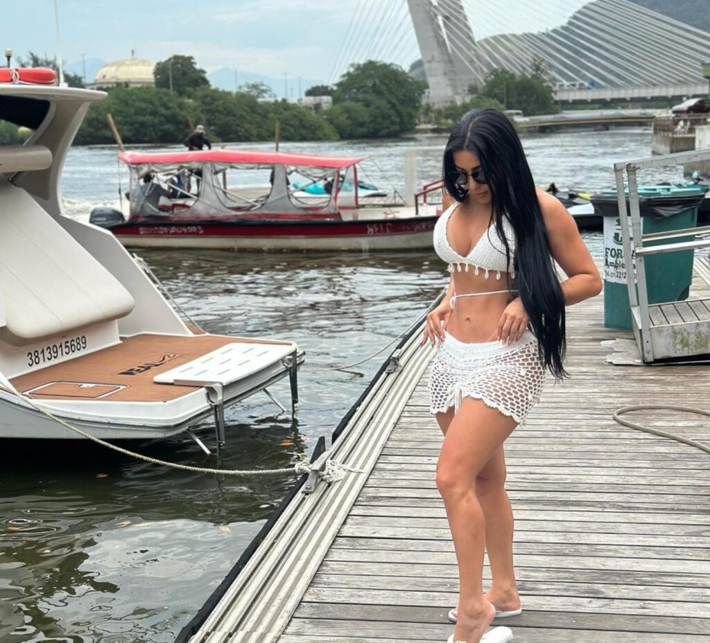 Influencer Aline Tamara Moreira de Amorim on a dock