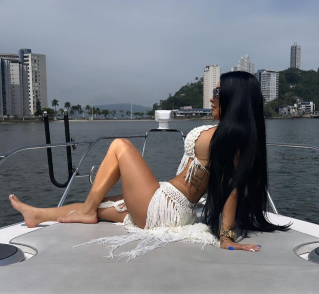 Influencer Aline Tamara Moreira de Amorim on a boat