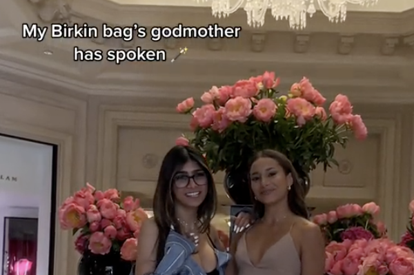 mia khalifa and fan posing in paris hotel 