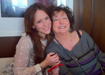Jennifer Love Hewitt and her mom Patricia.