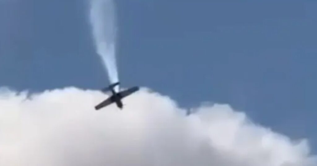 The plane appears to fall (Terre Blevins via Storyful)