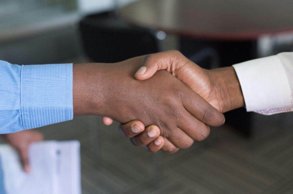 Two people shaking hands (Unsplash | Cytonn Photography)