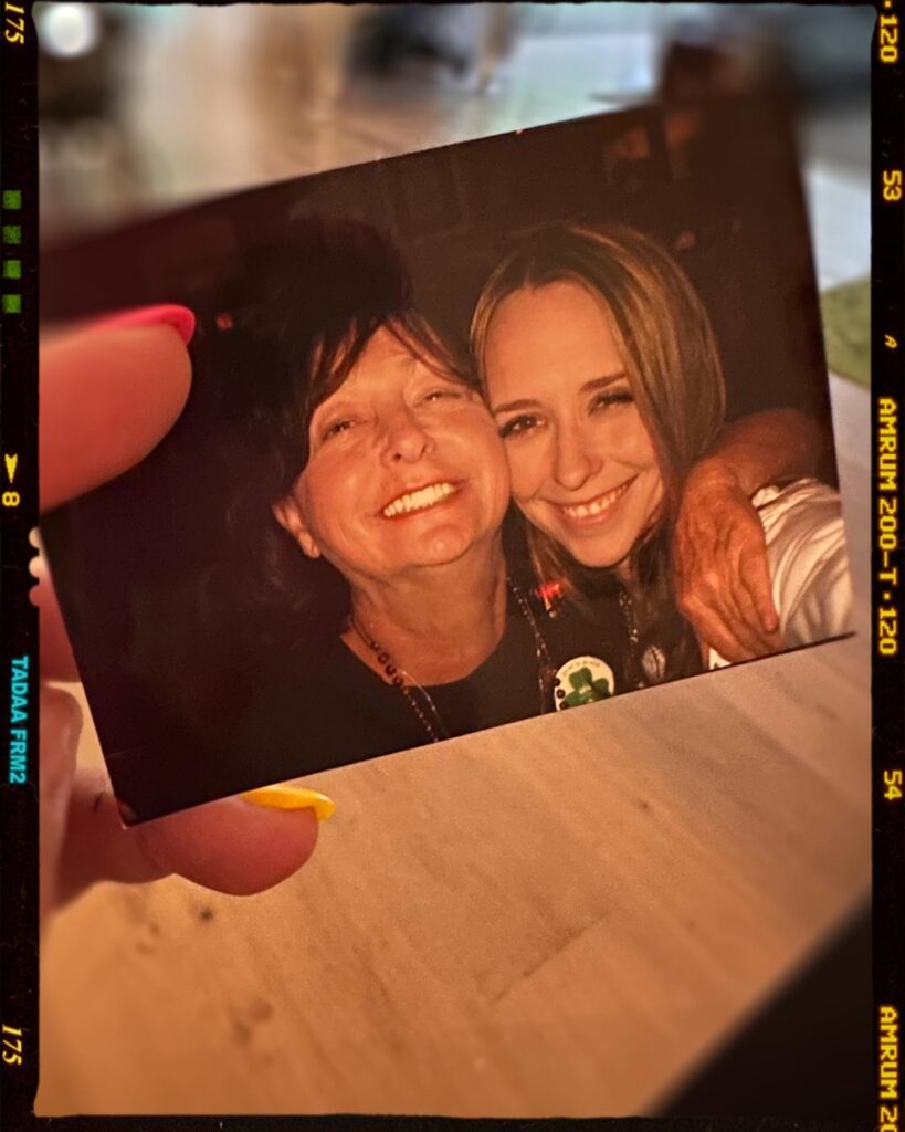 Jennifer Love Hewitt with her mom Patricia.