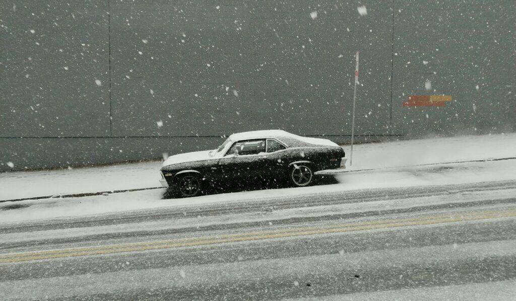 Car driving in the snow (Unsplash | Xuan Luo)