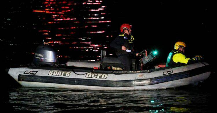 Emergency personelle in the river (Andrew Harnik/Getty Images)
