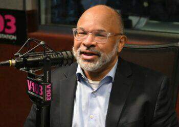 Geoffrey Owens on the radio (Getty Images)