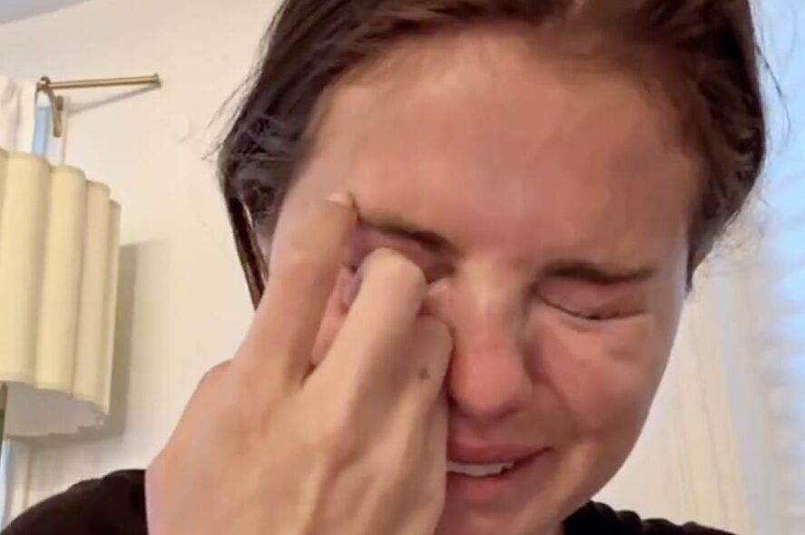 Selena Gomez in tears