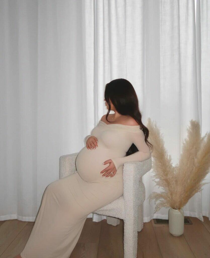 Pregnant influencer in beige
