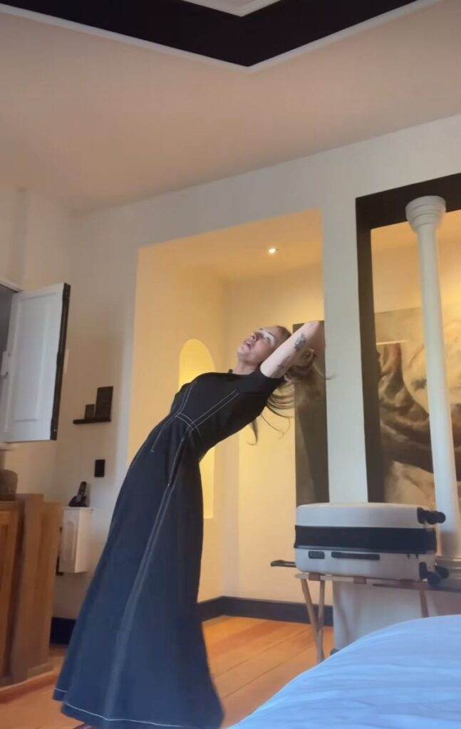Abbey Humphreys demonstrating what she had to do under a rain showers (TikTok | abbey.freeze)