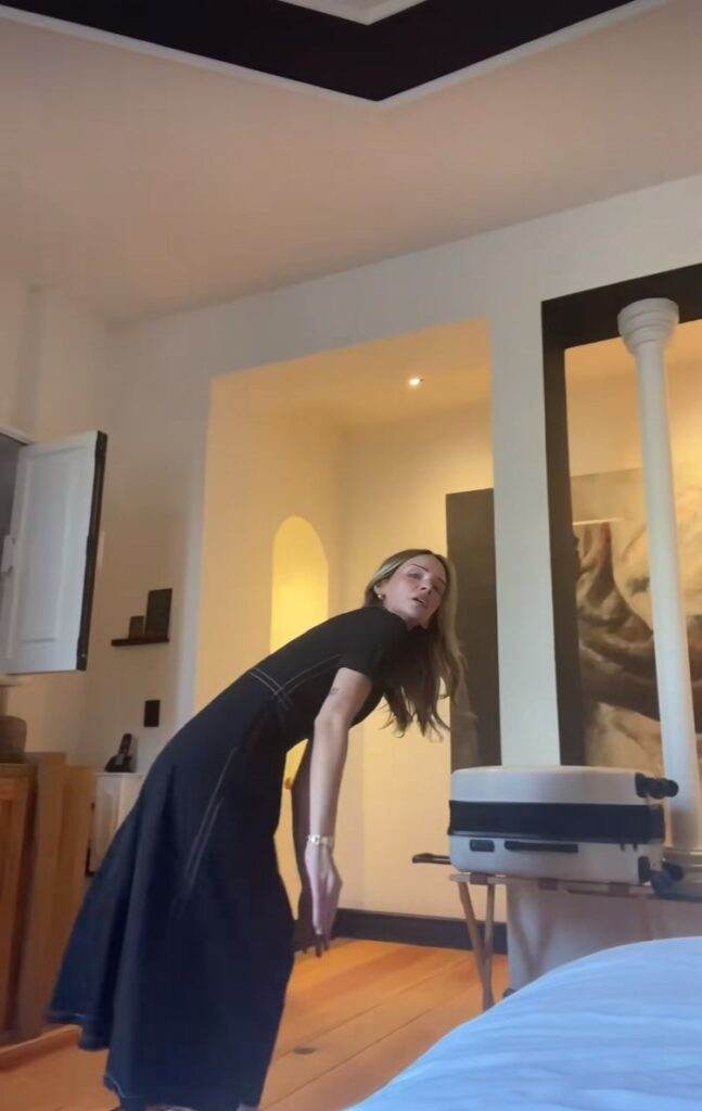 Abbey Humphreys demonstrating what she had to do under a rain showers (TikTok | abbey.freeze)