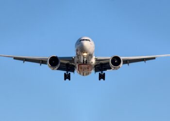 airplane in midair at daytime