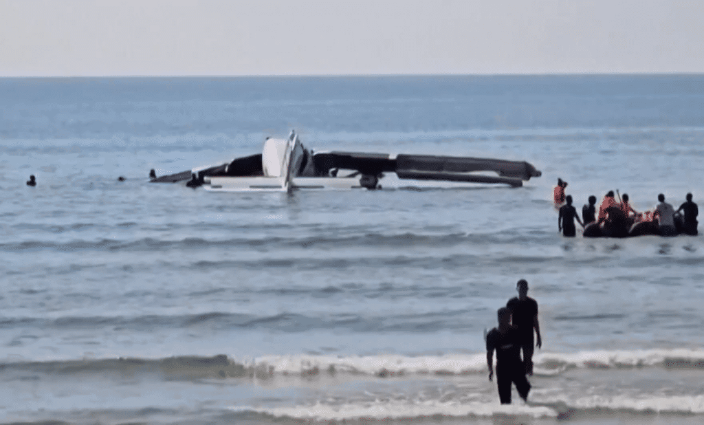 Plane in the water appears to be broken in two - Thailand police plane crash