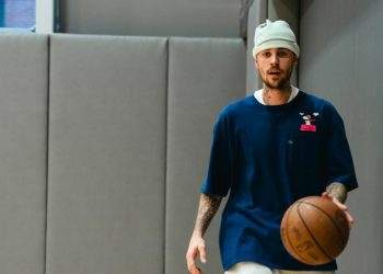 justin-bieber-holding-basketball