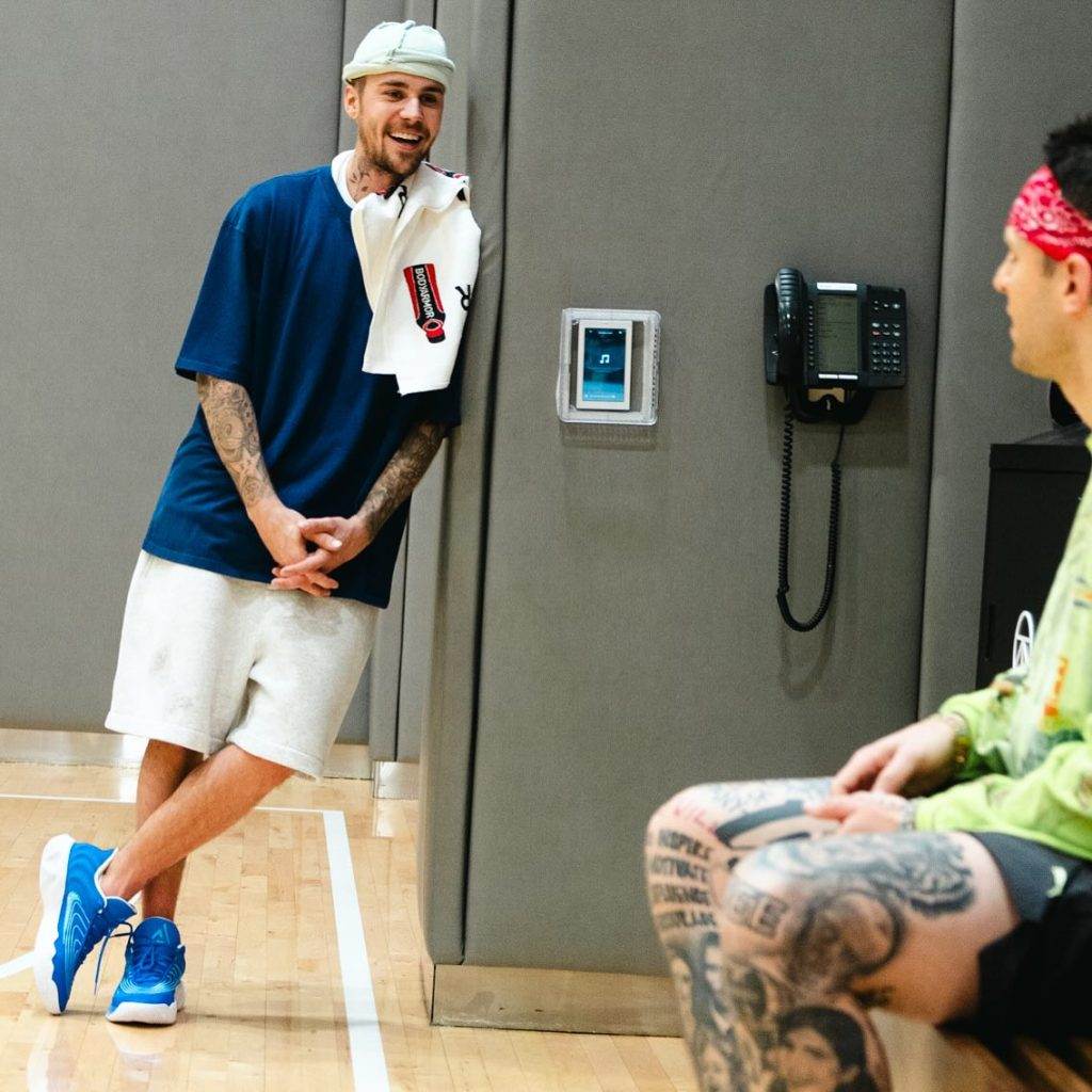 justin-bieber-wearing-basketball