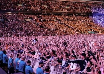 Oasis crowd at Wembley Stadium London