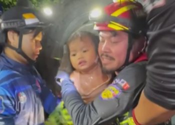 Rescuers saving baby girl from crash in Thailand (Thairath TV / AP)